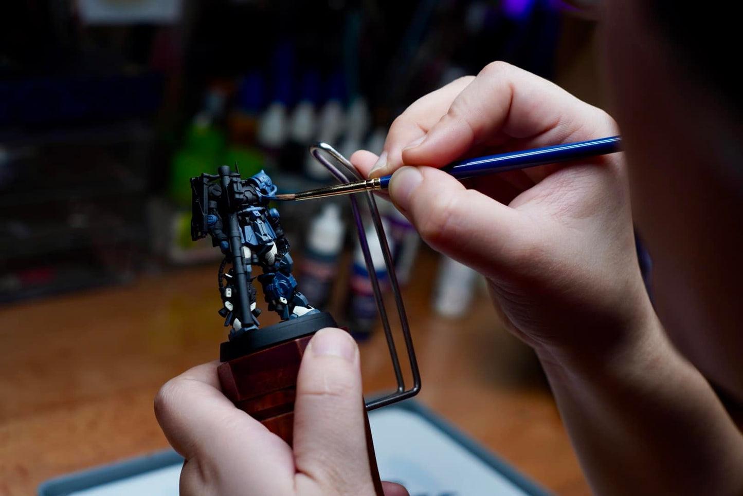 Nico suratos, Miniature holder