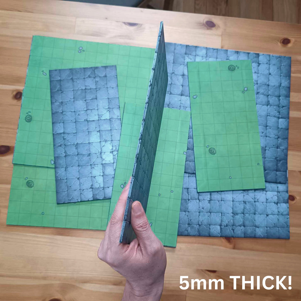 	D&D miniature size comparison with FOXBITE terrain – 70mm, 28mm, and 10mm scale on battle map