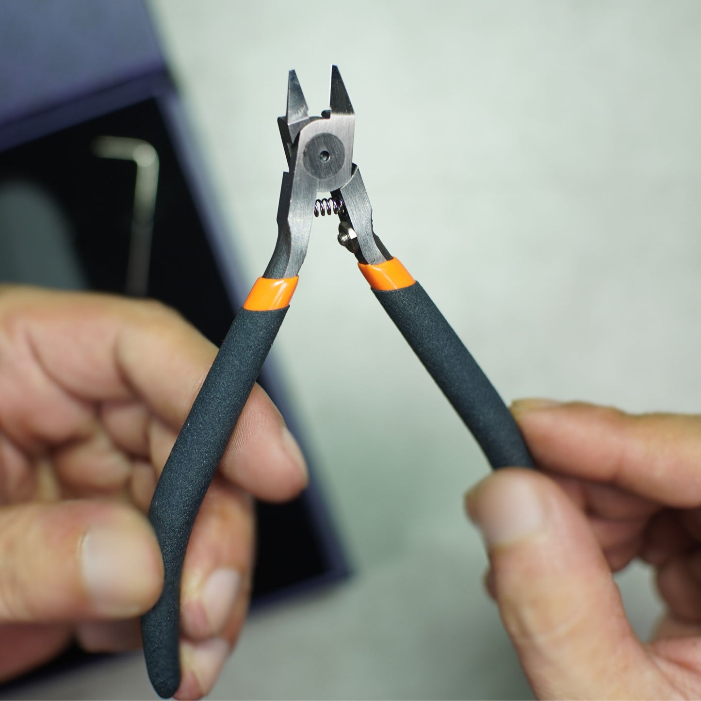 "Cutting miniature sprues cleanly with FOXBITE FX007 nippers – zero stress marks"

