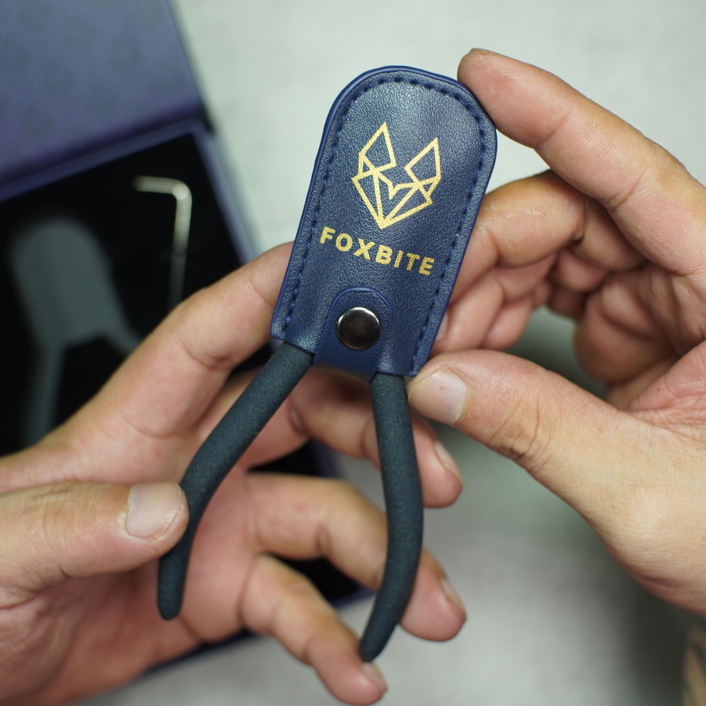 "Protective pouch included for safe storage and transport of cutting tool"

